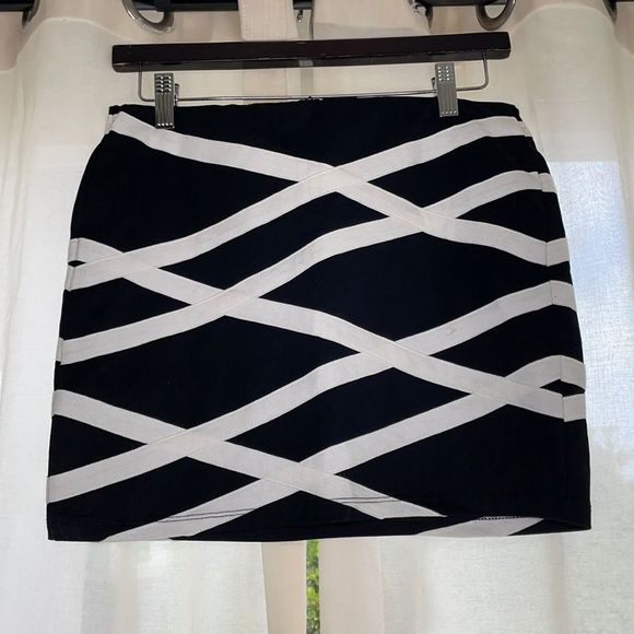 F21 geometric mini skirt - Picture 1 of 7